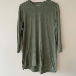 Set of 2 Under Armour 3/4 sleeve shirts